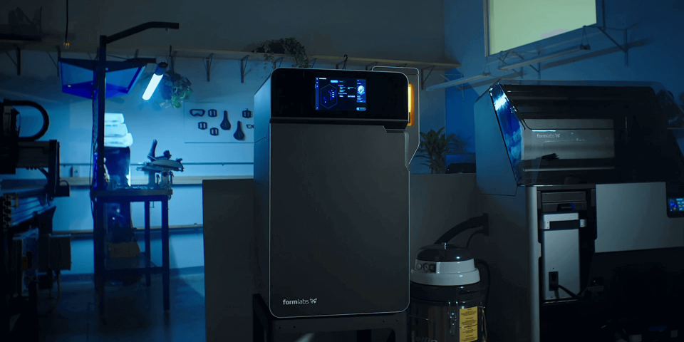 3D tiskárna Formlabs Fuse 1 pracuje v provozních prostorách