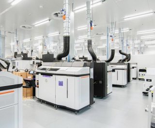 Řada několik průmyslových tiskáren HP ve výrobní hale