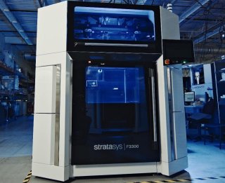 3D tiskárna Stratasys F3300 postavená ve výrobní hale