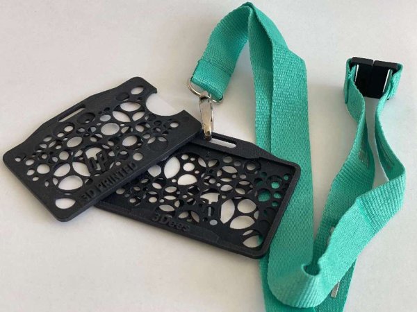 3D vytištěný Card Holder s připnutou šňůrkou na krk