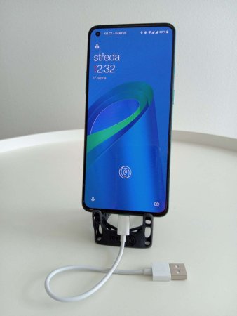 3D tištěný stojánek na mobil s vertikálně uloženým telefonem