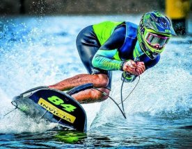 Jetsurf MSR Engines jede rychle po vodě Jet surf s 3D tištěnými komponenty jede rychle po vodní hladině