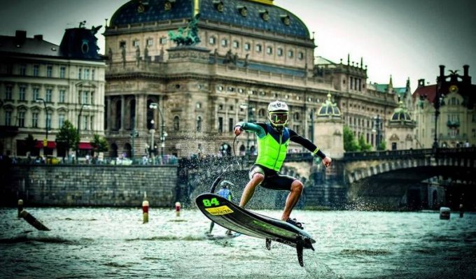 Jezdec na Jet surfu skáče před Národním divadlem na Vltavě