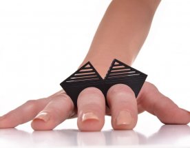 3D tisk šperk Prstýnek na dva prsty nasazený na ruce