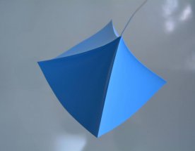 3D tisk barevný tvar Modrý tvar vyrobený 3D tiskem, který definuje matematickou rovnici v prostoru