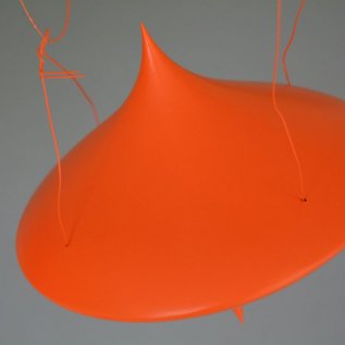 Oranžový tvar vyrobený 3D tiskem, který definuje matematickou rovnici v prostoru