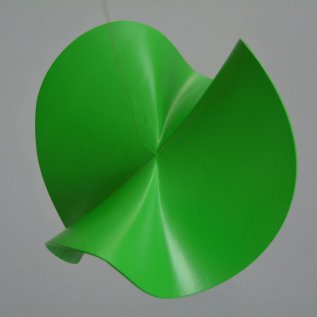 Zelený tvar vyrobený 3D tiskem, který definuje matematickou rovnici v prostoru