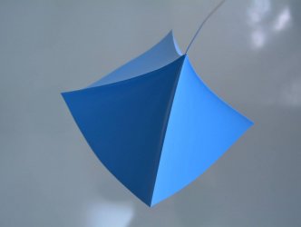 Modrý tvar vyrobený 3D tiskem, který definuje matematickou rovnici v prostoru