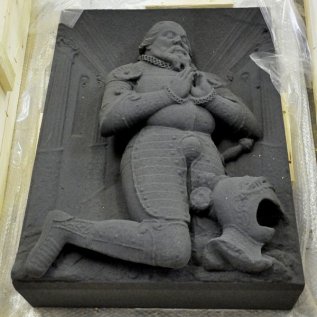 Replika náhrobku vyrobená 3D tiskem z písku v přepravní bedně