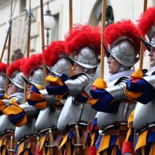 Nastoupení členové švýcarské gardy mají na hlavách 3D vytištěné přilby