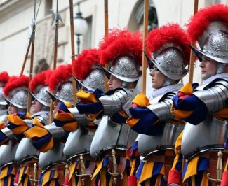 Nastoupení členové švýcarské gardy mají na hlavách 3D vytištěné přilby