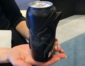 Nápojová plechovka Pepsi s designovým doplňkem