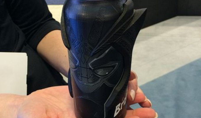 Nápojová plechovka Pepsi s designovým doplňkem