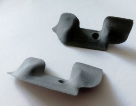 3D tisk vložky pro slévárenství Původní a vytištěná vložka na bílém stole