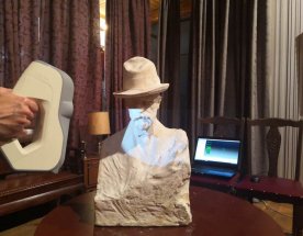 3D skenování sochy 3D skener snímá bílou bustu T.G. Masaryka