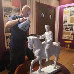 Operátor 3D skeneru snímá jezdeckou sochu T.G. Masaryka