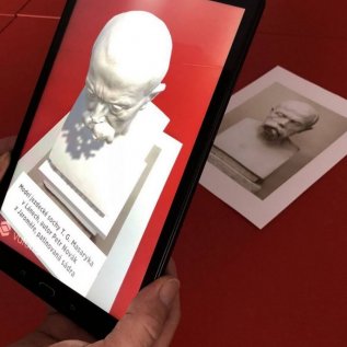 Tablet využívá naskenovaný model sochy pro rozšířenou realitu v muzeu