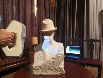 3D skener snímá bílou bustu T.G. Masaryka
