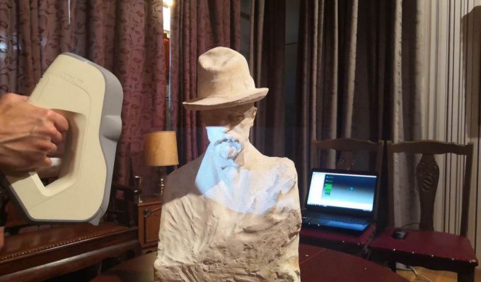 3D skener snímá bílou bustu T.G. Masaryka