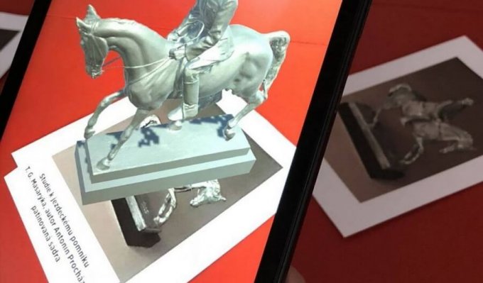 Tablet využívá naskenovaný model sochy pro rozšířenou realitu v muzeu