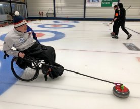 Handicapovaný hraje curling Handicapovaný hráč curlingu využívá 3D vytištěnou pomůcku pro hru