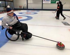 Handicapovaný hráč curlingu využívá 3D vytištěnou pomůcku pro hru