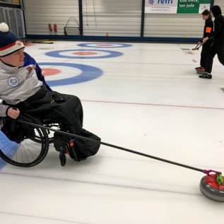Handicapovaný hráč curlingu využívá 3D vytištěnou pomůcku pro hru