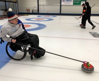 Handicapovaný hráč curlingu využívá 3D vytištěnou pomůcku pro hru