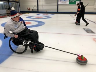 Handicapovaný hráč curlingu využívá 3D vytištěnou pomůcku pro hru