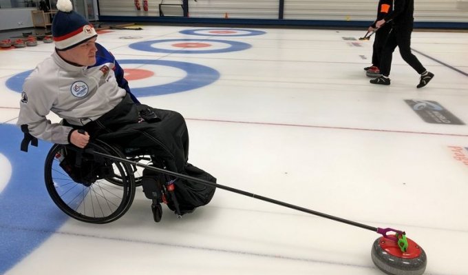 Handicapovaný hráč curlingu využívá 3D vytištěnou pomůcku pro hru