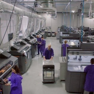Výrobní hala, s řadou 3D tiskáren a postprocesních stanic HP pro sériovou výrobu