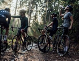 Cyklisté s gravely Repete v přírodě Skupina cyklistů s gravelovými koly Repete s 3D tištěnými prvky