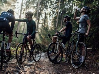 Skupina cyklistů s gravelovými koly Repete s 3D tištěnými prvky