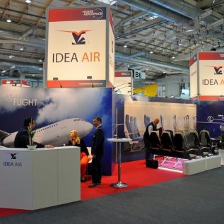 Výrobce prezentuje na veletrhu moderní sedadla do letadel využívající při výrobě i 3D tisk