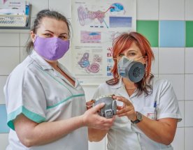 3D tištěný respirátor proti COVID Zdravotní sestry zkouší 3D vytištěný respirátor