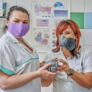 Zdravotní sestry zkouší 3D vytištěný respirátor