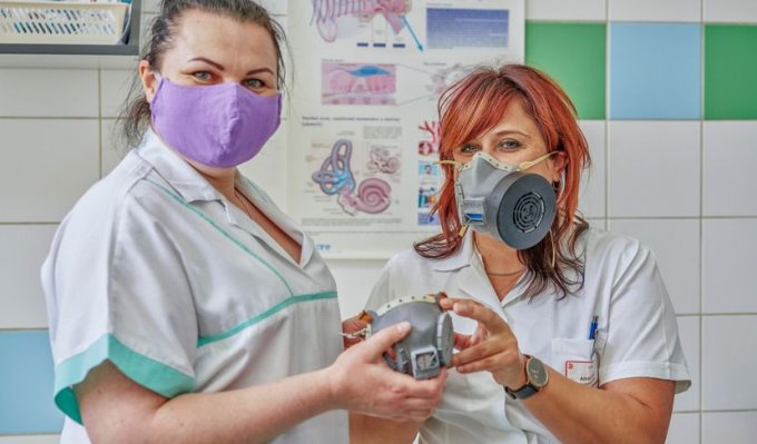 Zdravotní sestry zkouší 3D vytištěný respirátor
