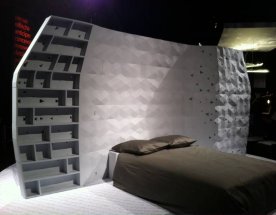 Postel a knihovna z 3D tiskárny Postel a knihovna z 3D tiskárny Voxeljet.
