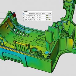 Na dílu je pomocí heatmapy zachycena geometrická přesnost a odchylky naskenovaného dílu od původního digitálního modelu