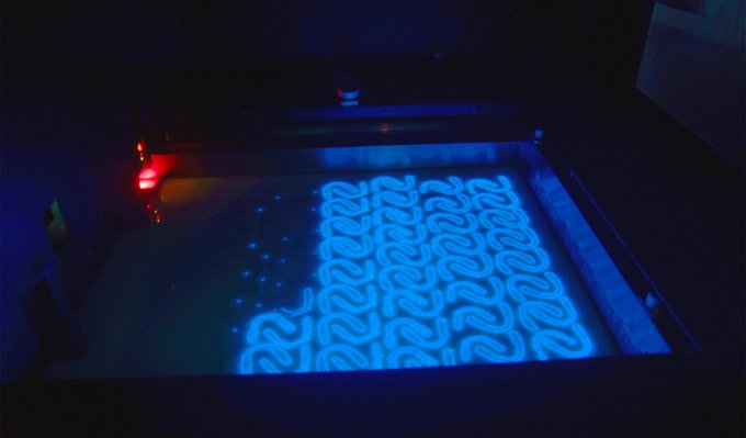 Proces 3D tisku na SLA tiskárně UnionTech probíhá tisk desítek forem rovnátek najednou