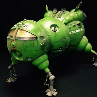 Kompletní model kosmické lodi pro filmové účely v sytě zelené barvě na černém pozadí
