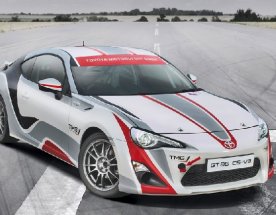 Toyota GT86 a 3D tisk Toyota GT86 stojí na velké asfaltové ploše
