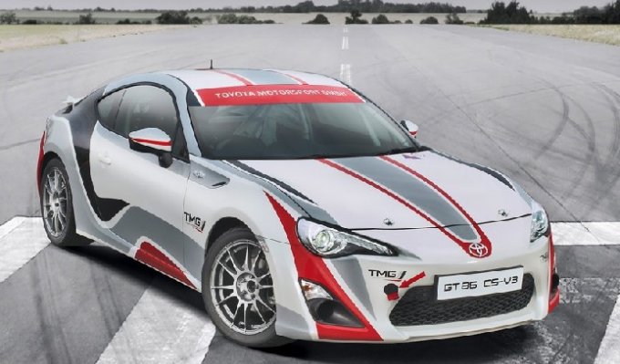 Toyota GT86 stojí na velké asfaltové ploše