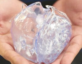 Průhledný model srdce vyrobený 3D tiskem v rukou operátora