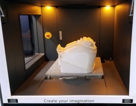 Model z 3D tiskárny UnionTech Vytištěný díl ve stavební komoře v SLA 3D tiskárně RSPro 600 společnosti UnionTech