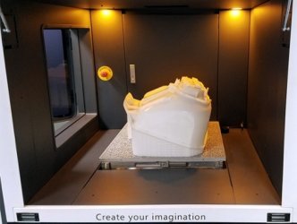 Vytištěný díl ve stavební komoře v SLA 3D tiskárně RSPro 600 společnosti UnionTech