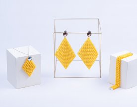 Šperky z 3D tiskárny Šperky z 3D tiskárny. Upravené a nabarvené za využití technologií postprocesingu společnosti DyeMansion.