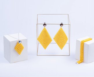 Šperky z 3D tiskárny. Upravené a nabarvené za využití technologií postprocesingu společnosti DyeMansion.