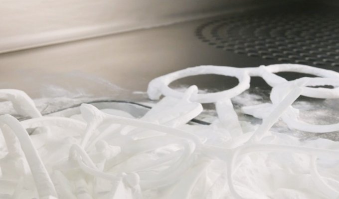 Výroba brýlí 3D tiskem umožní volit nejenom barevné provedení, ale vytvarovat brýle přesně podle potřeb zákazníka.