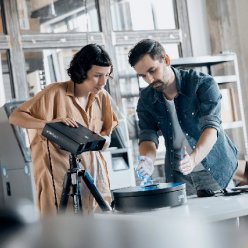 Skener GOM Scan 1 při využití stativu a rotačního stolu je velmi jednoduché ovládat. Vlastní skenování je pak plně automatizované.